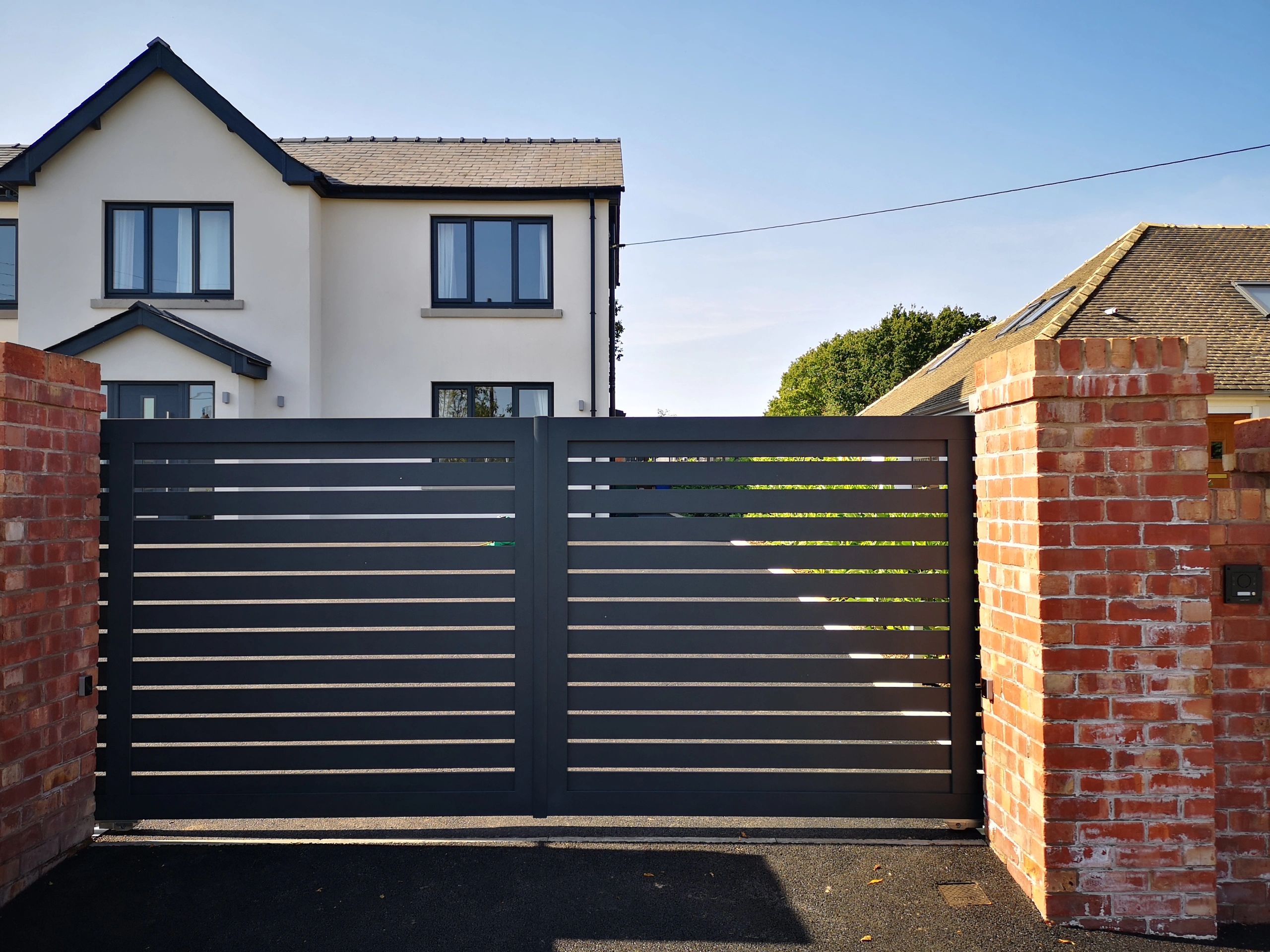 4.0m x 1.8m Anthracite Electric Gate (Parbold)
